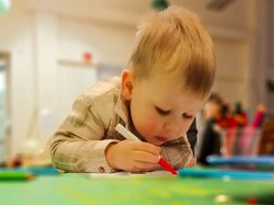 A child colouring in with a felt tip